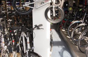 Ausgestelle Fahrräder im Laden
