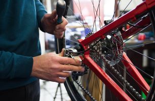 Mann repariert ein Fahrrad