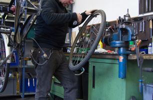 Mann repariert einen Fahrradreifen