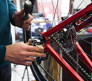 Mann repariert eine Fahrradkette